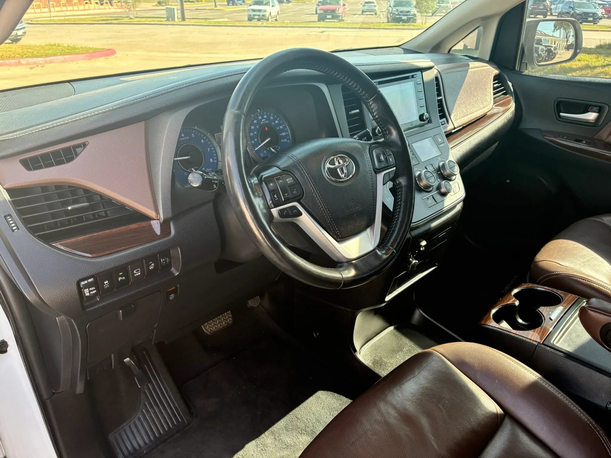 Used 2019 Toyota Sienna Limited Premium FWD image 10