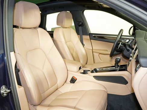 Certified 2023 Porsche Macan AWD/4WD image 40
