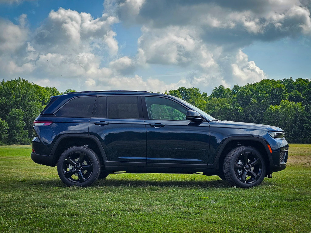 New 2026 Jeep Grand Cherokee Limited w/ Limited Altitude Package AWD/4WD image 2