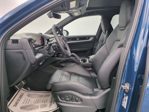 Certified 2025 Porsche Cayenne AWD/4WD image 5