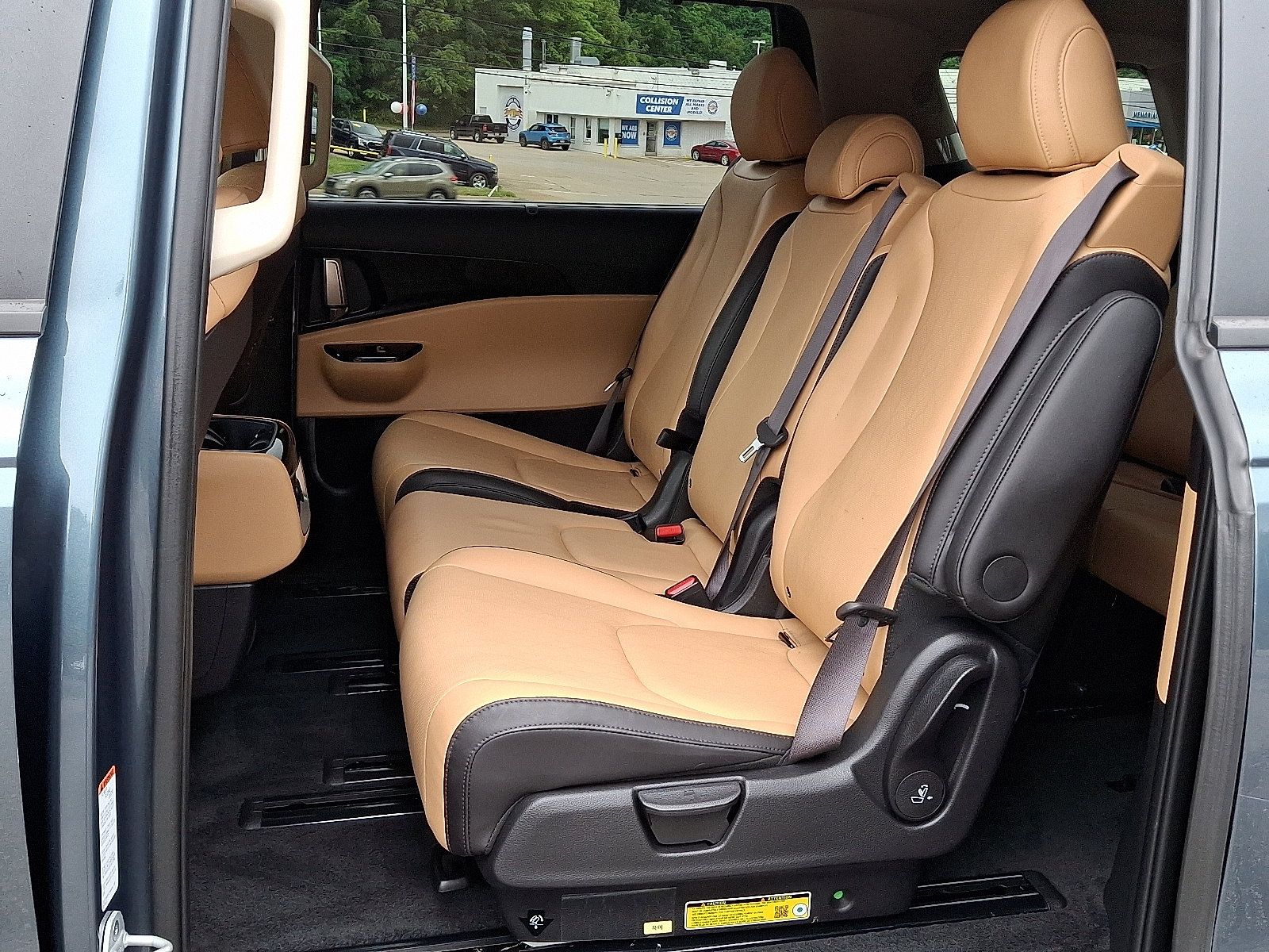 Used 2024 Kia Carnival EX FWD image 10