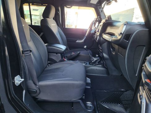 Used 2017 Jeep Wrangler Unlimited Rubicon w/ Cold Weather Group image 18