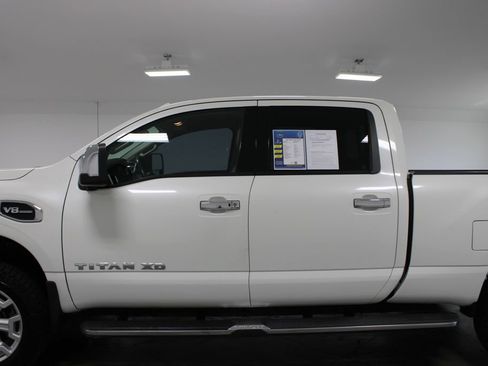 Used 2017 Nissan Titan SL RWD image 6