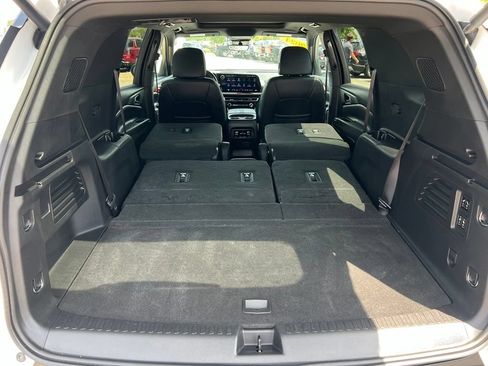 Used 2024 Chevrolet Traverse RS AWD/4WD image 25