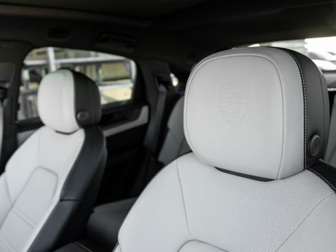 Used 2025 Porsche Cayenne Coupe image 24