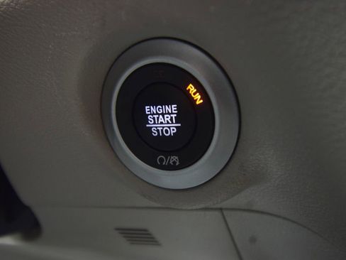 Used 2024 Chrysler Pacifica Touring-L image 32