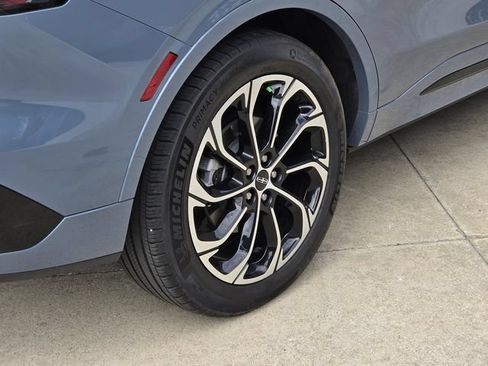 Used 2025 Lincoln Nautilus Reserve AWD/4WD image 12