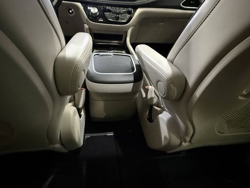 Used 2021 Chrysler Pacifica Limited w/ Premium & Safety Sphere Group image 29