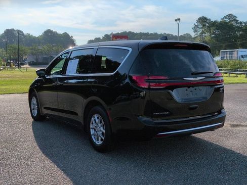 Used 2026 Chrysler Pacifica Select FWD image 6