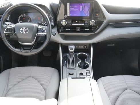 Used 2023 Toyota Highlander LE FWD image 12