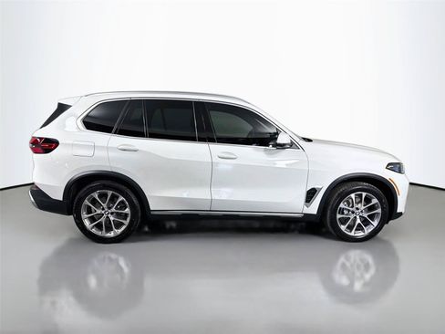 New 2026 BMW X5 xDrive40i w/ Climate Comfort Package AWD/4WD image 4