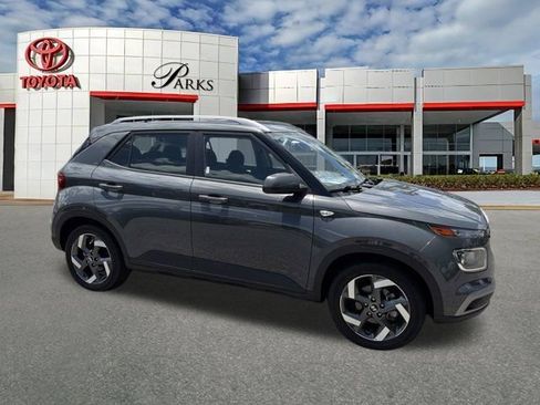 Used 2025 Hyundai Venue SEL FWD image 1