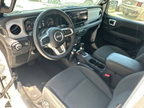 Used 2025 Jeep Wrangler Unlimited Sahara AWD/4WD image 14