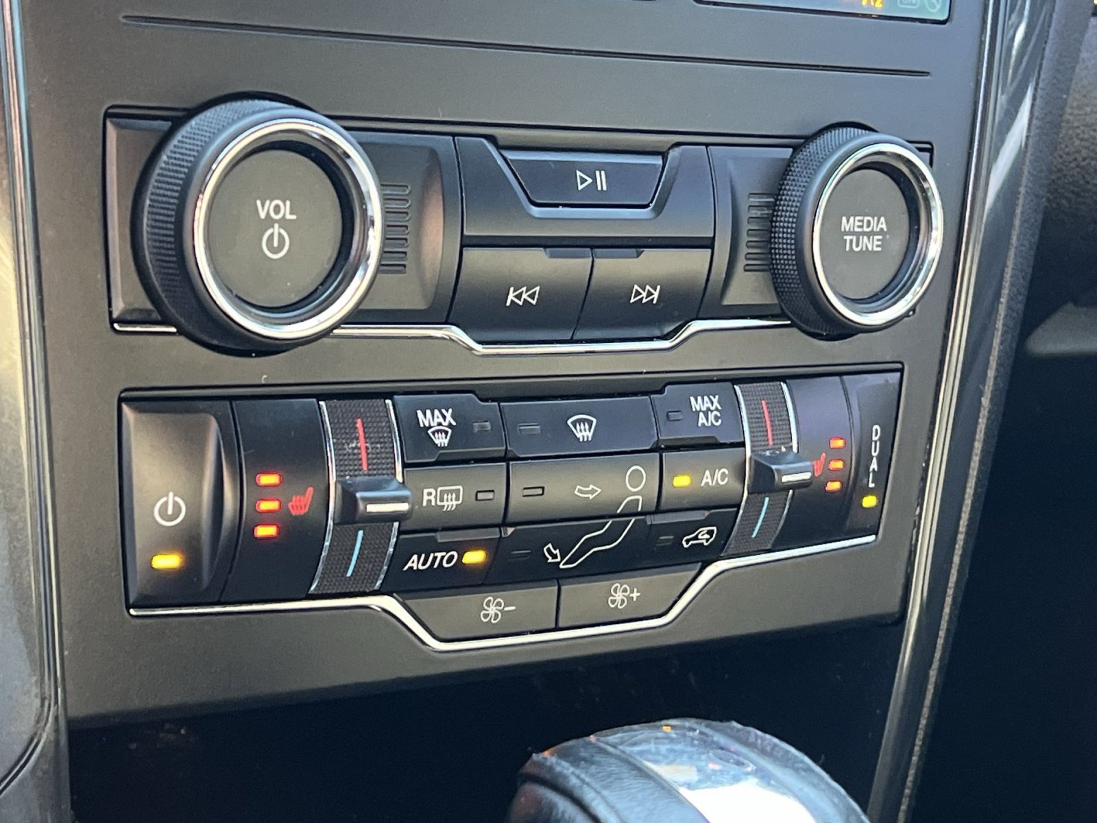 Used 2018 Ford Explorer XLT w/ Equipment Group 202A AWD/4WD image 28