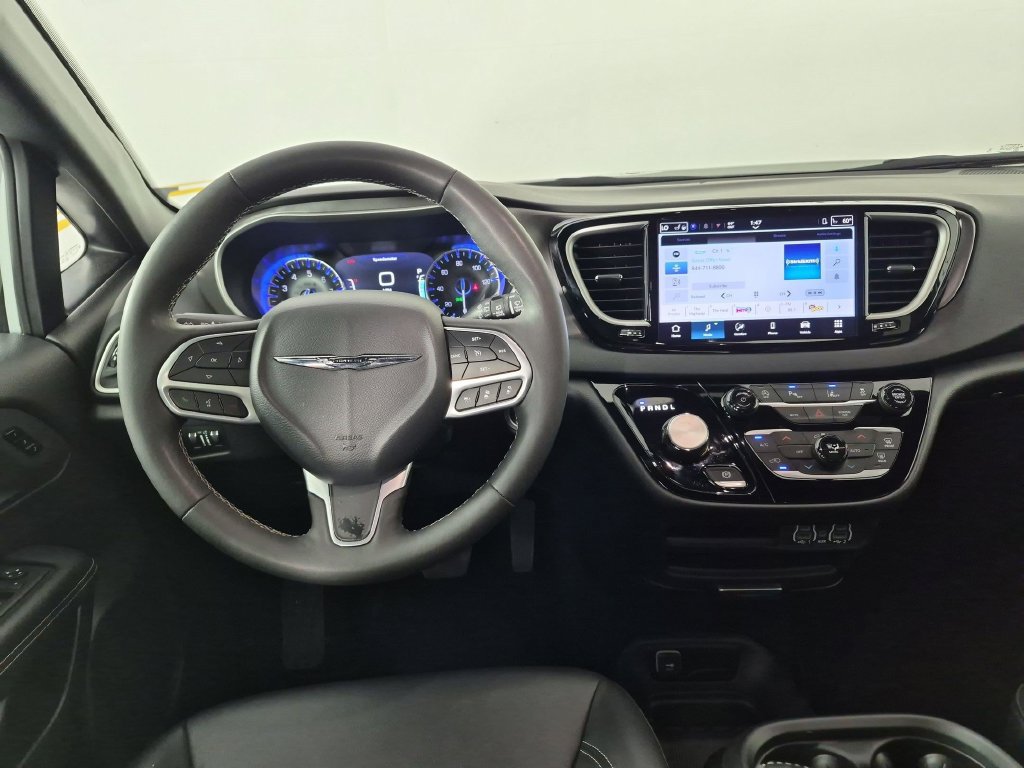 Used 2025 Chrysler Pacifica Select FWD image 29
