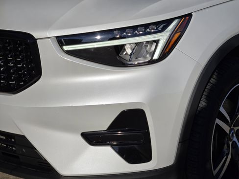 Used 2024 Volvo XC40 B5 Core image 14