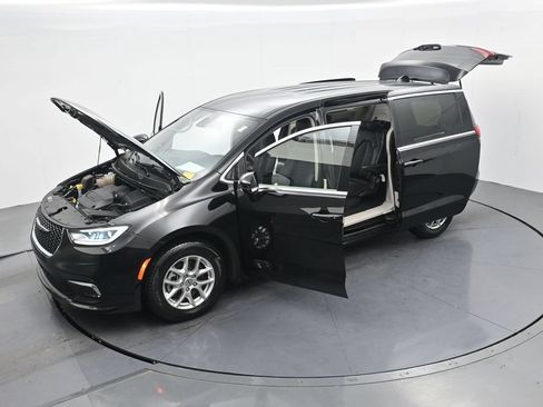 Used 2024 Chrysler Pacifica Touring-L FWD image 38