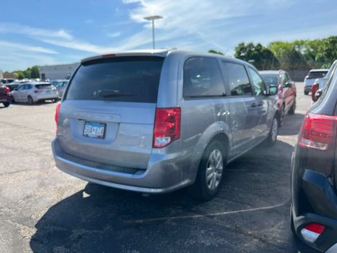 Used 2019 Dodge Grand Caravan SE FWD image 3