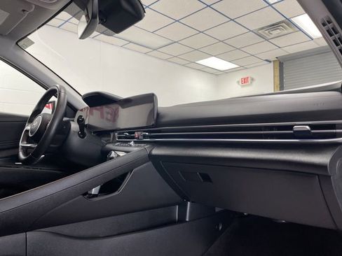 Used 2024 Hyundai Elantra Limited FWD image 14