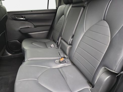 Used 2020 Toyota Highlander XLE FWD image 11
