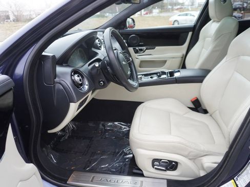 Used 2015 Jaguar XJ image 9