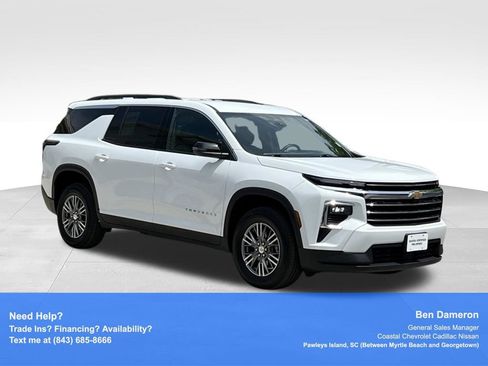 Used 2025 Chevrolet Traverse LT FWD image 3