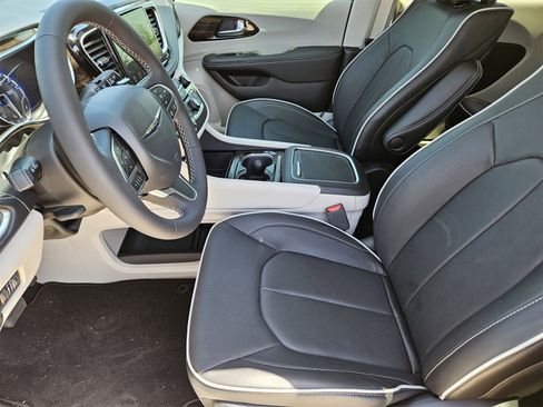 New 2024 Chrysler Pacifica Limited w/ Uconnect Theater Family Group image 13