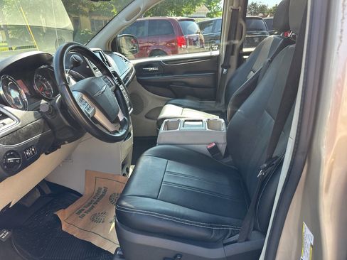 Used 2015 Chrysler Town & Country Touring FWD image 18