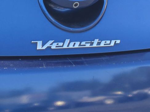 Used 2017 Hyundai Veloster FWD image 12