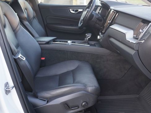 Used 2019 Volvo XC60 T5 Momentum w/ Multimedia Package image 14