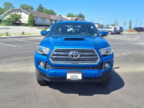 Used 2017 Toyota Tacoma TRD Sport AWD/4WD image 30