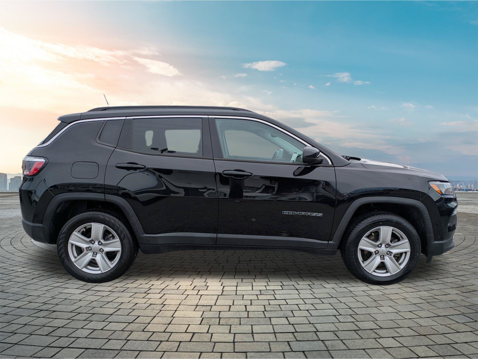 Used 2022 Jeep Compass Latitude w/ Sun and Sound Group AWD/4WD image 4