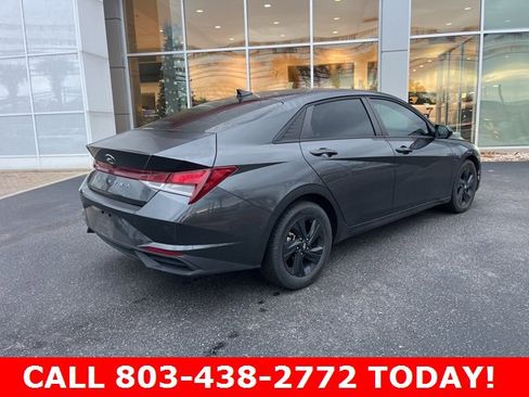 Used 2021 Hyundai Elantra SEL w/ Convenience Package image 3