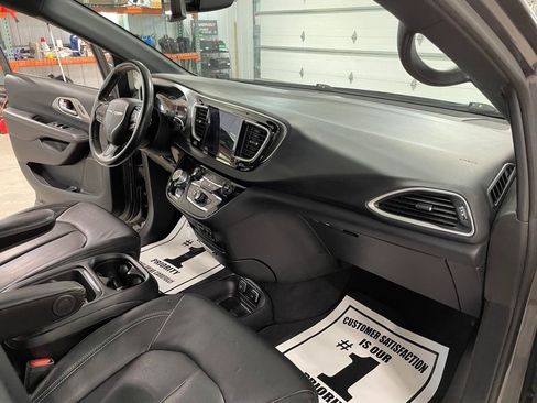 Used 2020 Chrysler Pacifica Touring-L AWD/4WD image 20