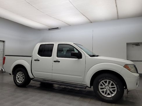 Used 2015 Nissan Frontier SV image 11