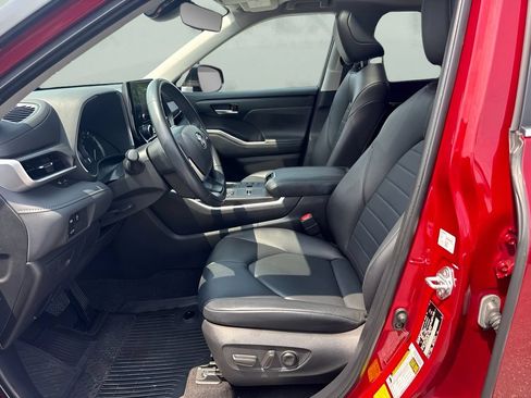 Used 2023 Toyota Highlander XLE FWD image 5