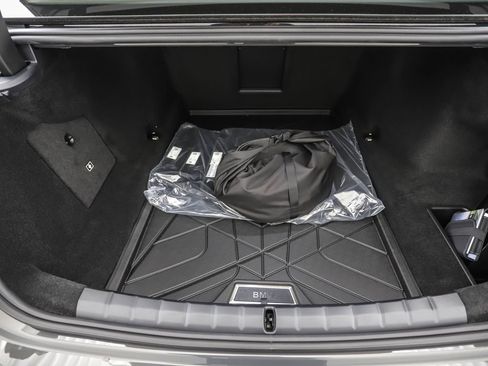 Used 2026 BMW 750e xDrive image 23