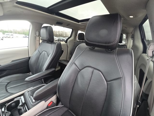 Used 2024 Chrysler Pacifica Limited FWD image 25