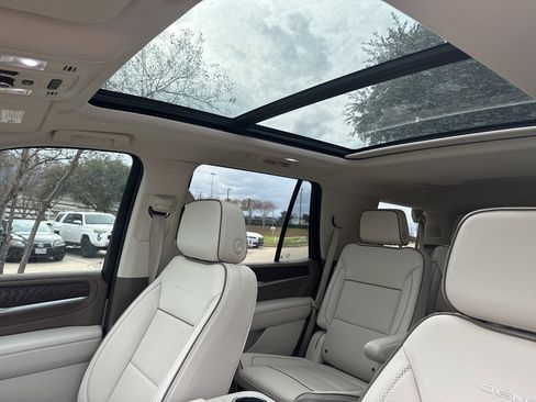 Used 2024 GMC Yukon Denali image 7