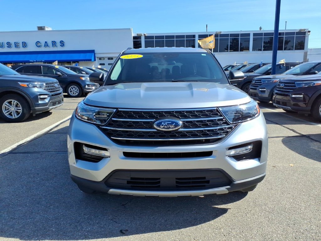 Certified 2023 Ford Explorer XLT w/ Equipment Group 202A AWD/4WD image 3