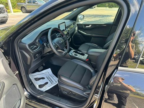 Used 2025 Ford Escape ST-Line Select AWD/4WD image 3