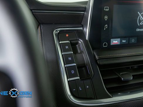 Used 2024 GMC Yukon XL AT4 w/ AT4 Premium Plus Package AWD/4WD image 17