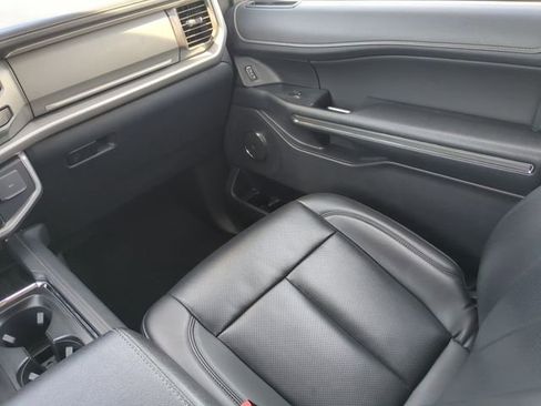 Used 2024 Ford Expedition XLT RWD image 19