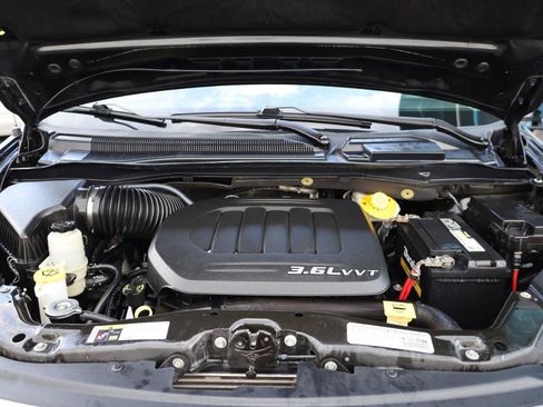 Used 2015 Chrysler Town & Country Limited Platinum FWD image 19