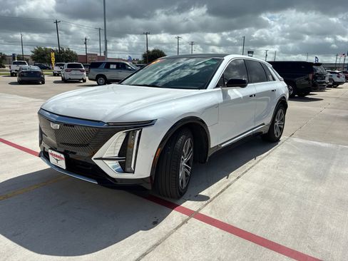 Used 2024 Cadillac Lyriq Luxury w/ LPO, Floor Liner Package AWD/4WD image 3