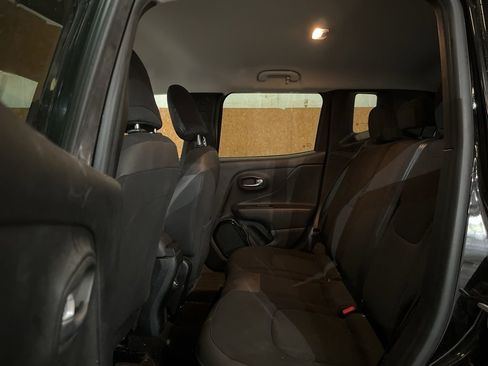 Used 2018 Jeep Renegade Altitude w/ UConnect 8.4 Nav Group FWD image 29