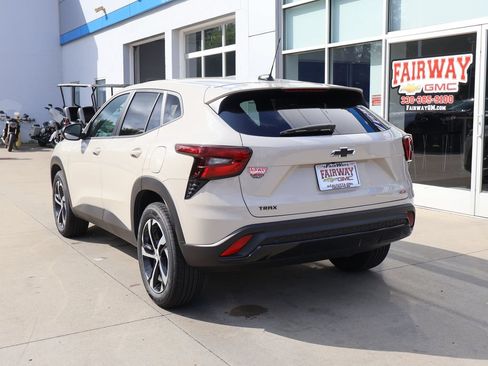 New 2026 Chevrolet Trax RS w/ Sunroof Package FWD image 8