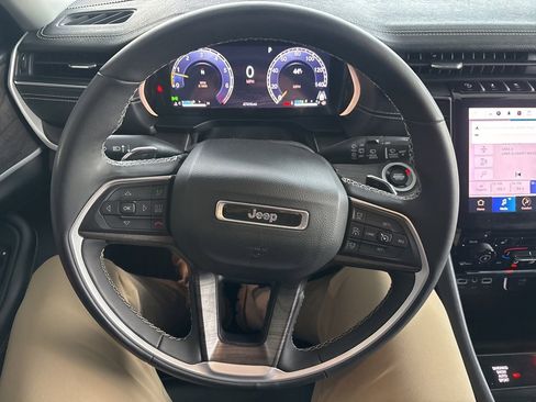 Used 2023 Jeep Grand Cherokee Limited image 10