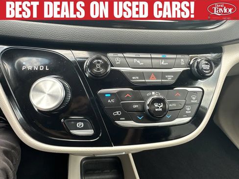 Used 2024 Chrysler Pacifica Touring-L FWD image 16