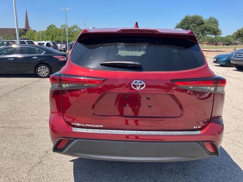 Used 2022 Toyota Highlander XLE FWD image 5
